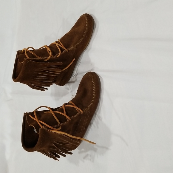 Minnetonka - Womens brown shoes. Size 5 - Picture 2 of 8